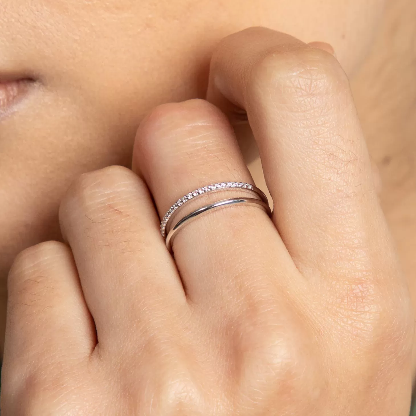 Astrid & Miyu Illusion Topaz Band Ring In Solid White Gold 9K White Gold Hot